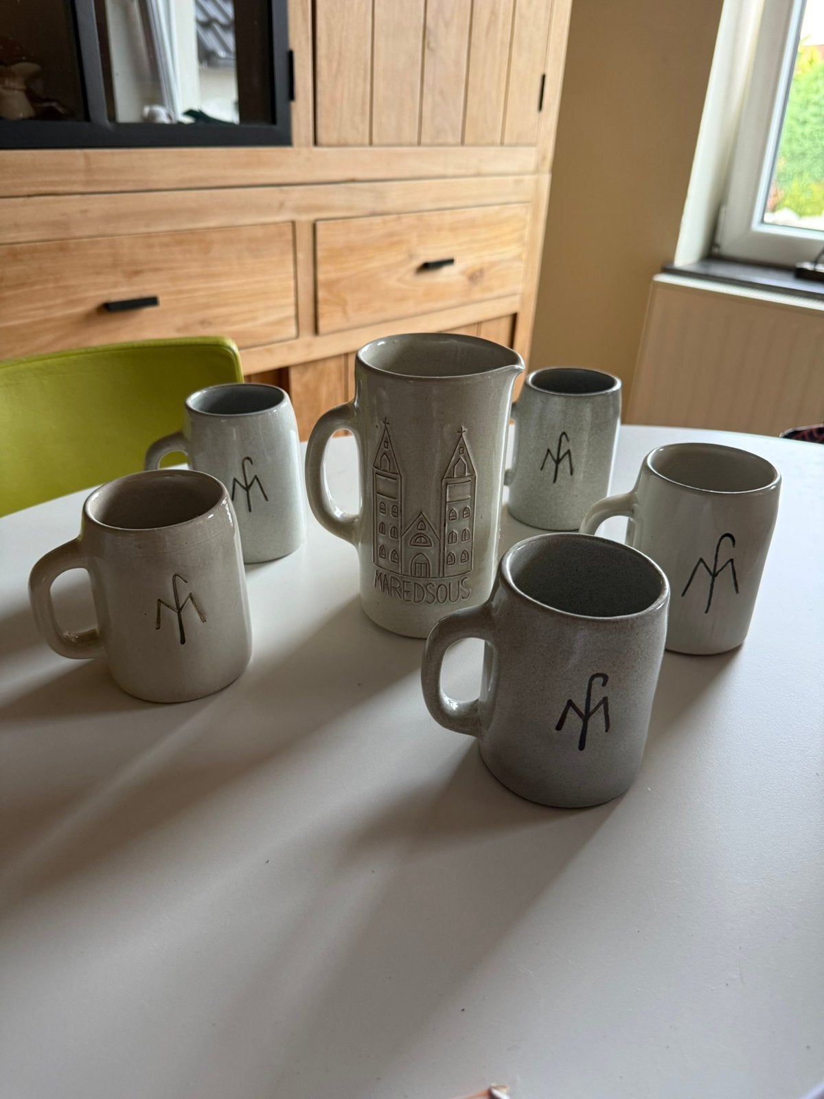 5 Mugs + 1 Pichet / cruche Maredsous en grès émaillés, Enlèvement, Comme neuf, Pichet