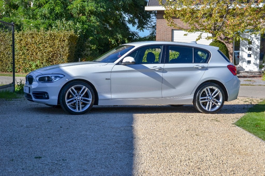 BMW 116i Sportline 2018 Benzine Manueel 127.000 km, Auto's, Wit, Bedrijf, 3 cilinders, MyCar