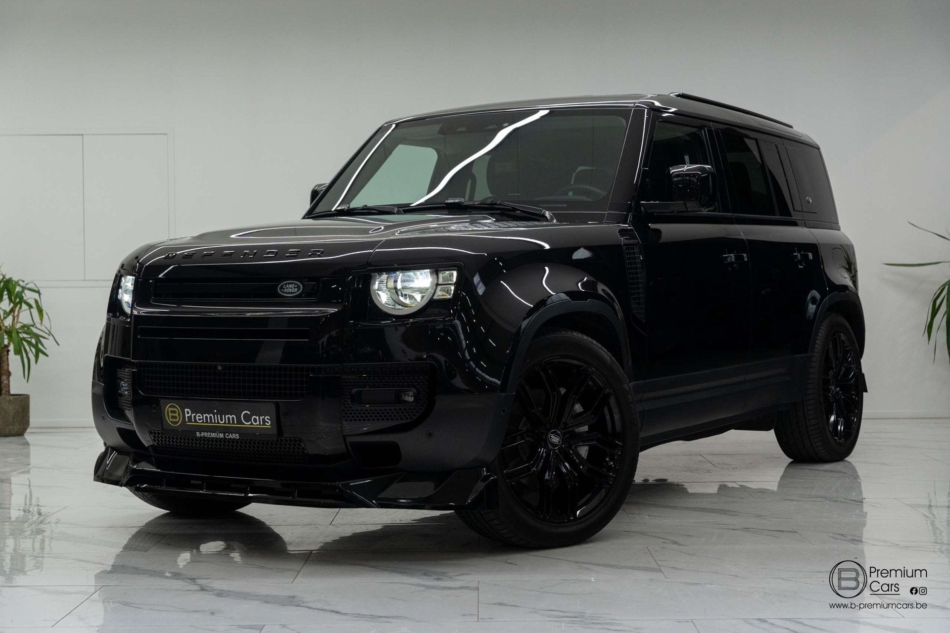 Land Rover Defender 110 / P400e S / AWD! Hybride! Bodykit! G, Auto's, Automaat, Dealer onderhouden, 4 cilinders, Zwart