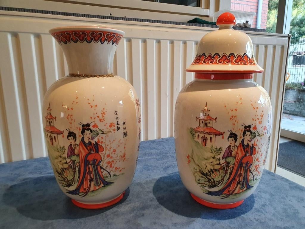 Chinees Kaststel Famille Rose – 2 Vazen met Gelukssymbolen, Ophalen of Verzenden