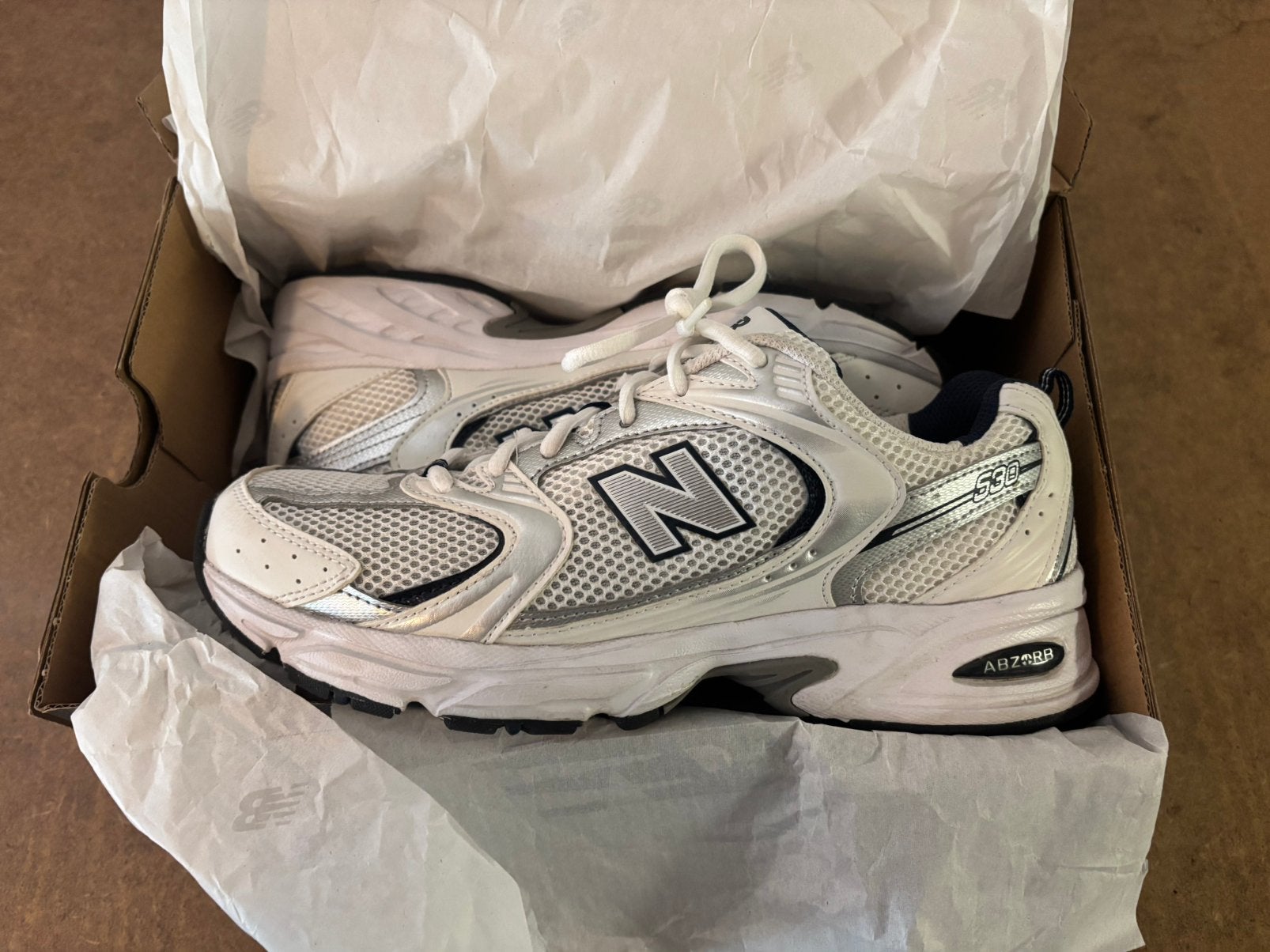 New Balance MR530 White/Black/Silver size 42, Kleding | Heren, Schoenen, Ophalen, Wit, Zo goed als nieuw, Sneakers