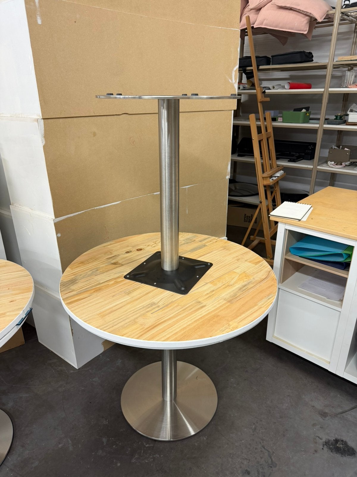 Table rond avec pied inoxidable, Maison & Meubles, Enlèvement, Comme neuf