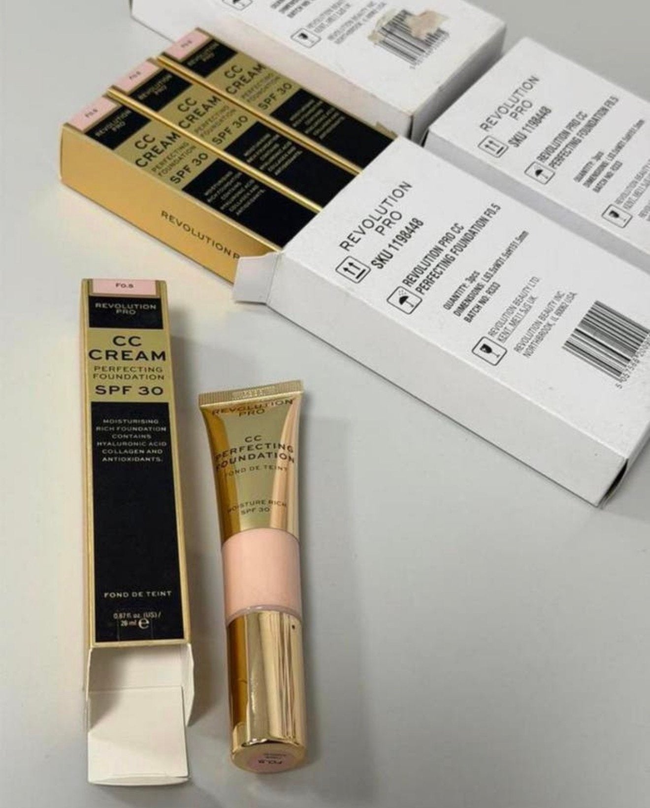 Fond teint perfecteur 10X Makeup Revolution Pro CC Spf30 F5, Neuf, Maquillage, Enlèvement ou Envoi, Beige