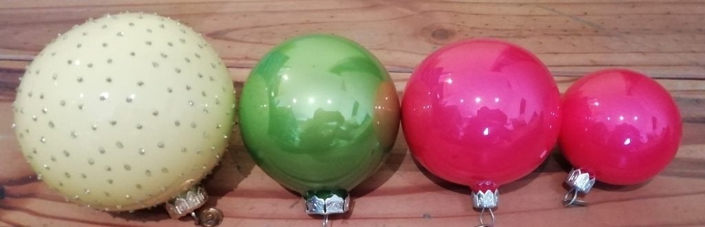 Kleurrijke kerstballen: geel met gouden stipjes, roze, Ophalen