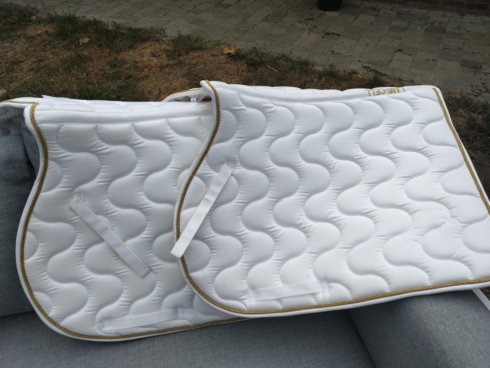 Twee witte lamicell onderleggers, Ophalen