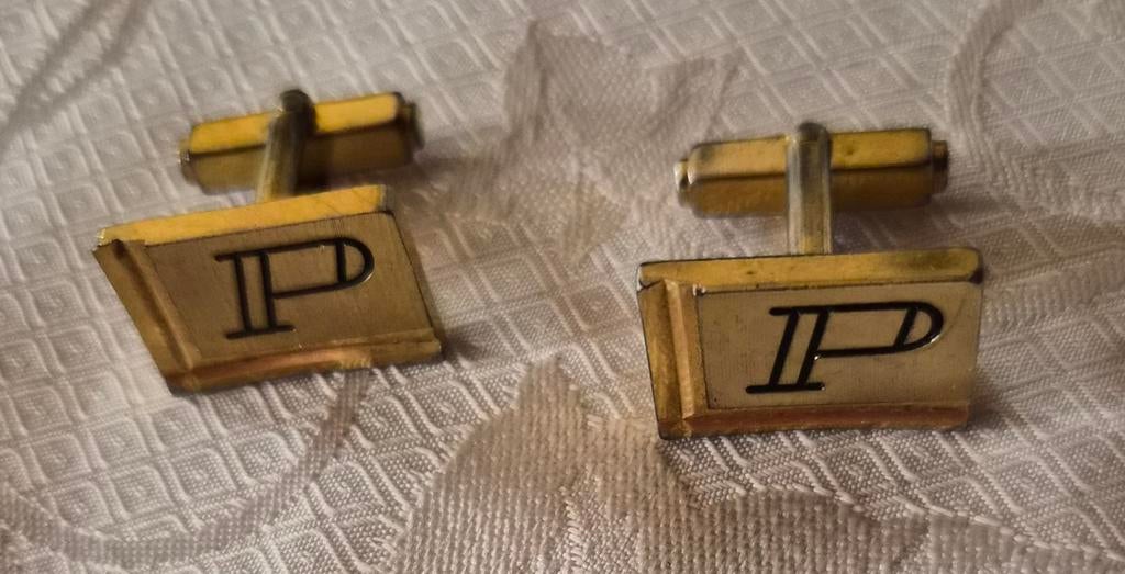 Manchette knopen met de letter P, Ophalen