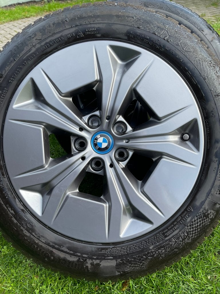 Jeu de jantes BMW d'origine avec pneus d'hiver 17", Neuf, Pneus hiver, Véhicule de tourisme, 205 mm