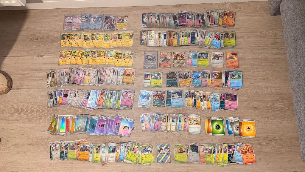 Pokémon Kaarten Lot (718 stuks, NM) + 2 GRATIS Jumbo Promos, Ophalen of Verzenden, Zo goed als nieuw, Meerdere kaarten
