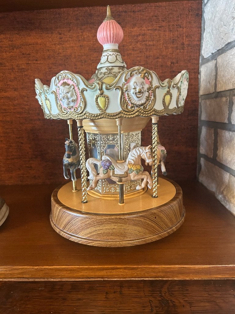Carrousel automate porcelaine wako, Antiquités & Art, Art | Objets design, Enlèvement ou Envoi, Objet, Autres matériaux, Beige