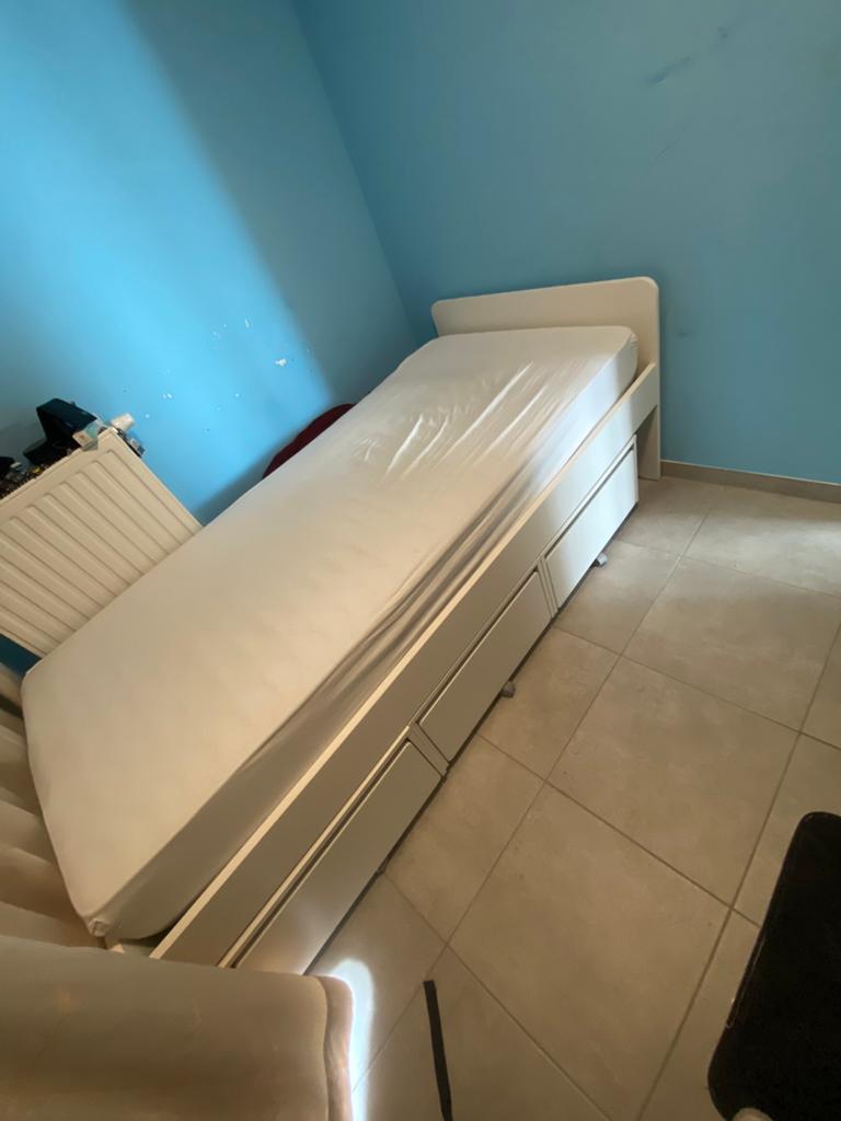 1 persoons bed, Huis en Inrichting, Slaapkamer | Bedden, Ophalen, Zo goed als nieuw