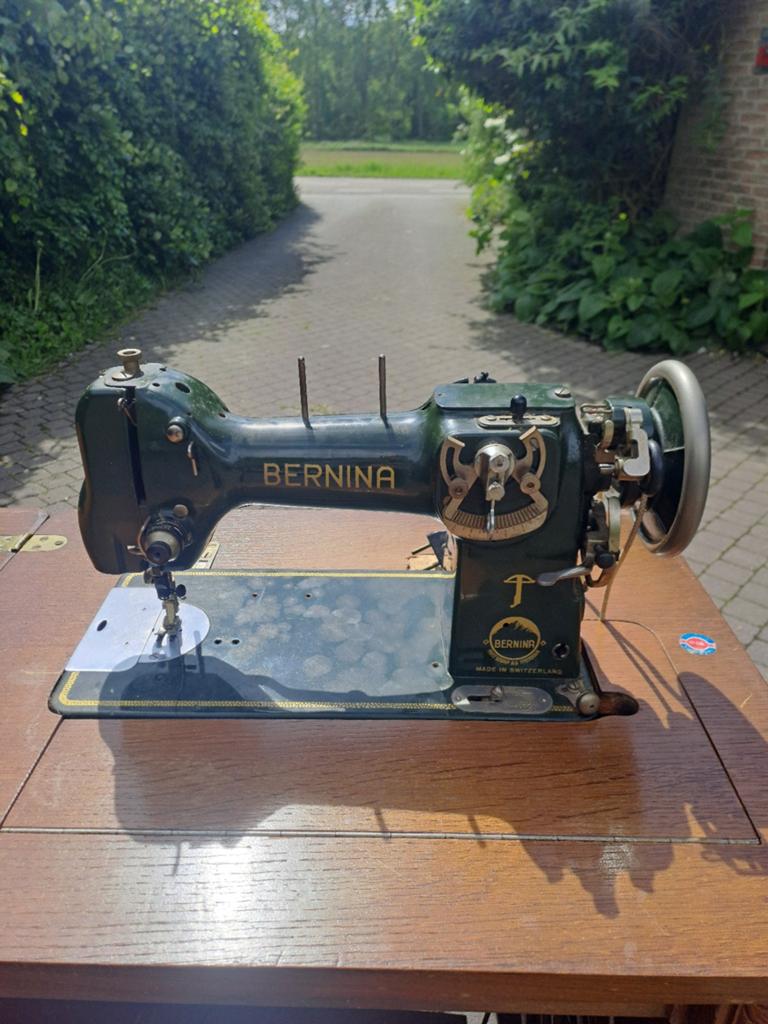 Vintage Bernina naaimachine in houten meubelkast, Antiek en Kunst, Antiek | Naaimachines, Ophalen