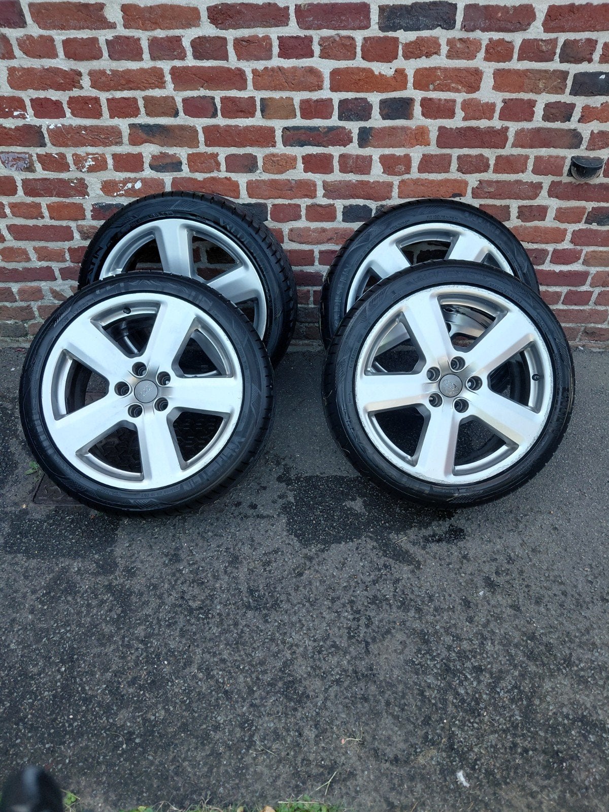 jantes avec pneus 235/40/18, Autos : Pièces & Accessoires, Pneus été, Enlèvement, 235 mm, Pneu(s)