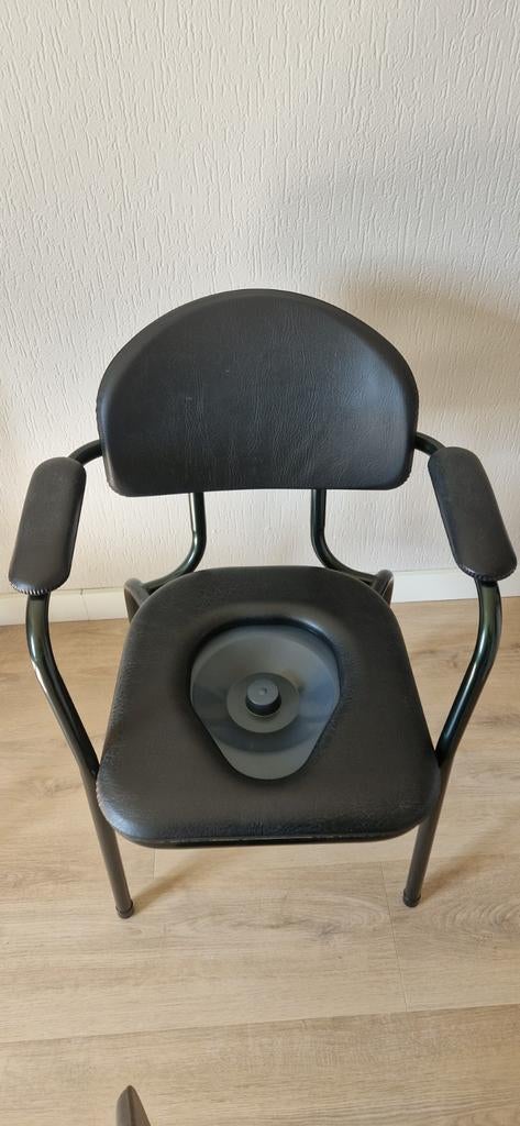 Wc stoel. Kleur zwart, Enlèvement