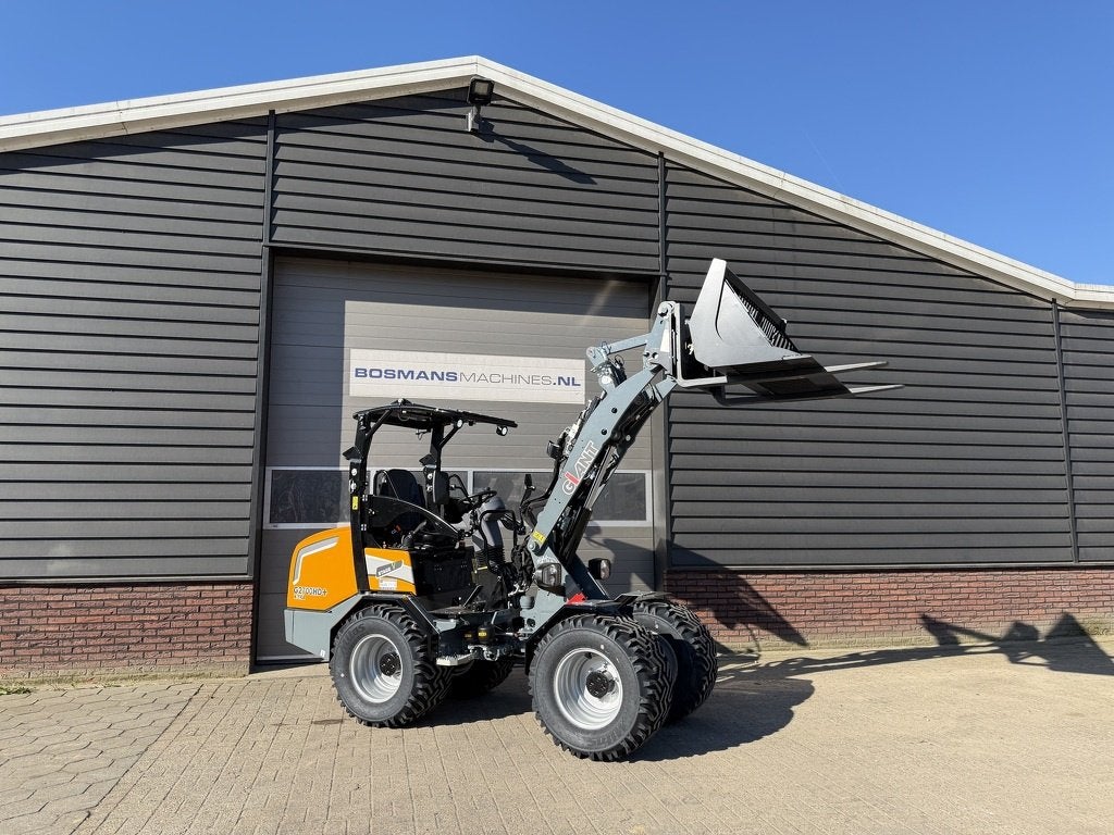 Giant G2700 X-TRA HD+ minishovel NIEUW (giekvering, pro-inch, Tobroco, Info@tobroco.nl, Sprendlingenstraat 57
5061 KM  Oisterwijk, NL