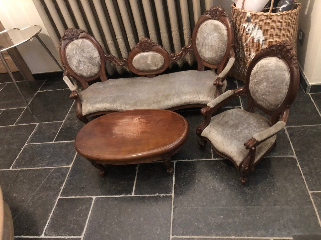Heel oude poppensalon in kerselaar, Enlèvement