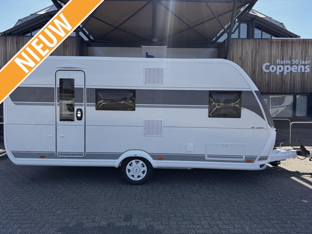 Hobby De Luxe 490 KMF 1750KG + LED SALE!, Caravans en Kamperen, Caravans, Hobby, 5 tot 6 meter, Tot en met 6, Koelkast