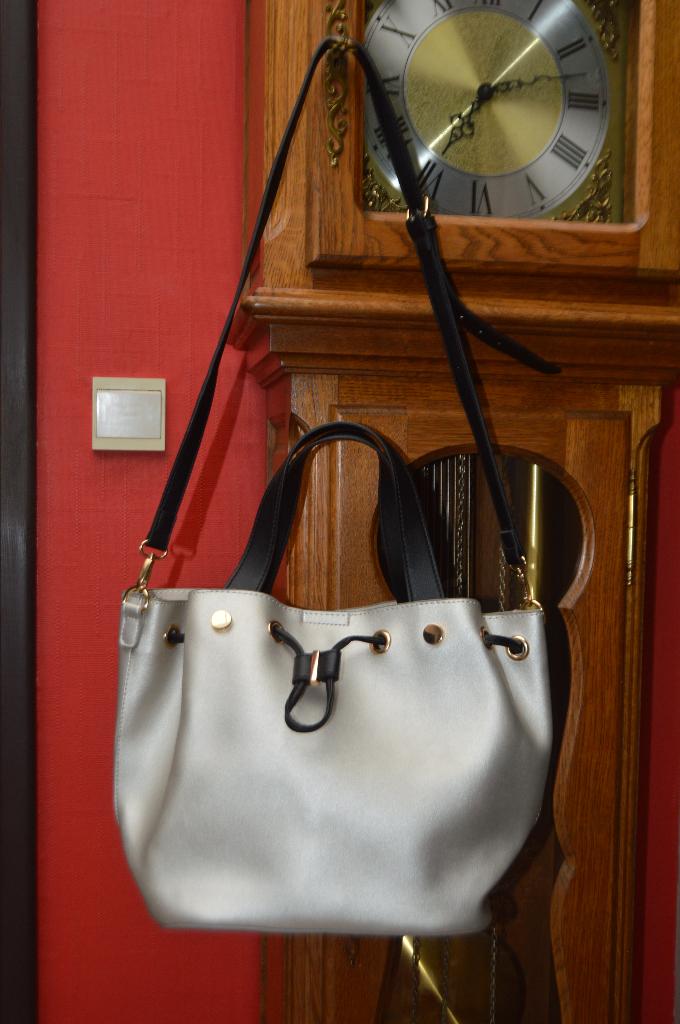 Fête des mères Joli sac à mains en similicuir écru irisé!, Bijoux, Sacs & Beauté, Sacs | Sacs Femme, Comme neuf, Sac à main, Beige