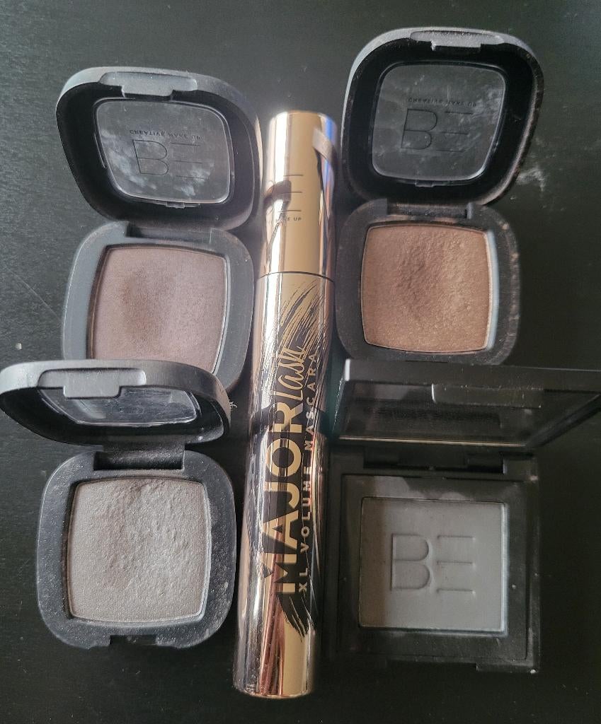 Lot de 4 fards à paupières et un mascara BE, Maquillage, Enlèvement ou Envoi, Brun, Utilisé