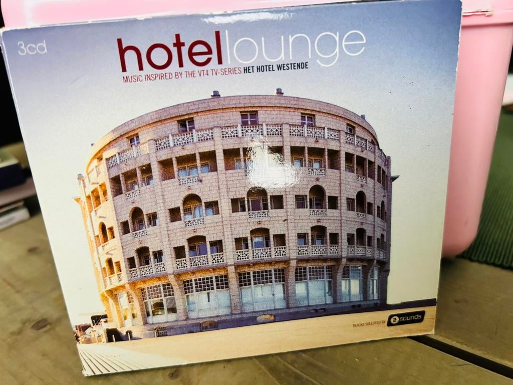 Hotel Lounge : VT4 TV-Series Het Hotel Westende 3CD, Cd's en Dvd's, Ophalen of Verzenden, Zo goed als nieuw