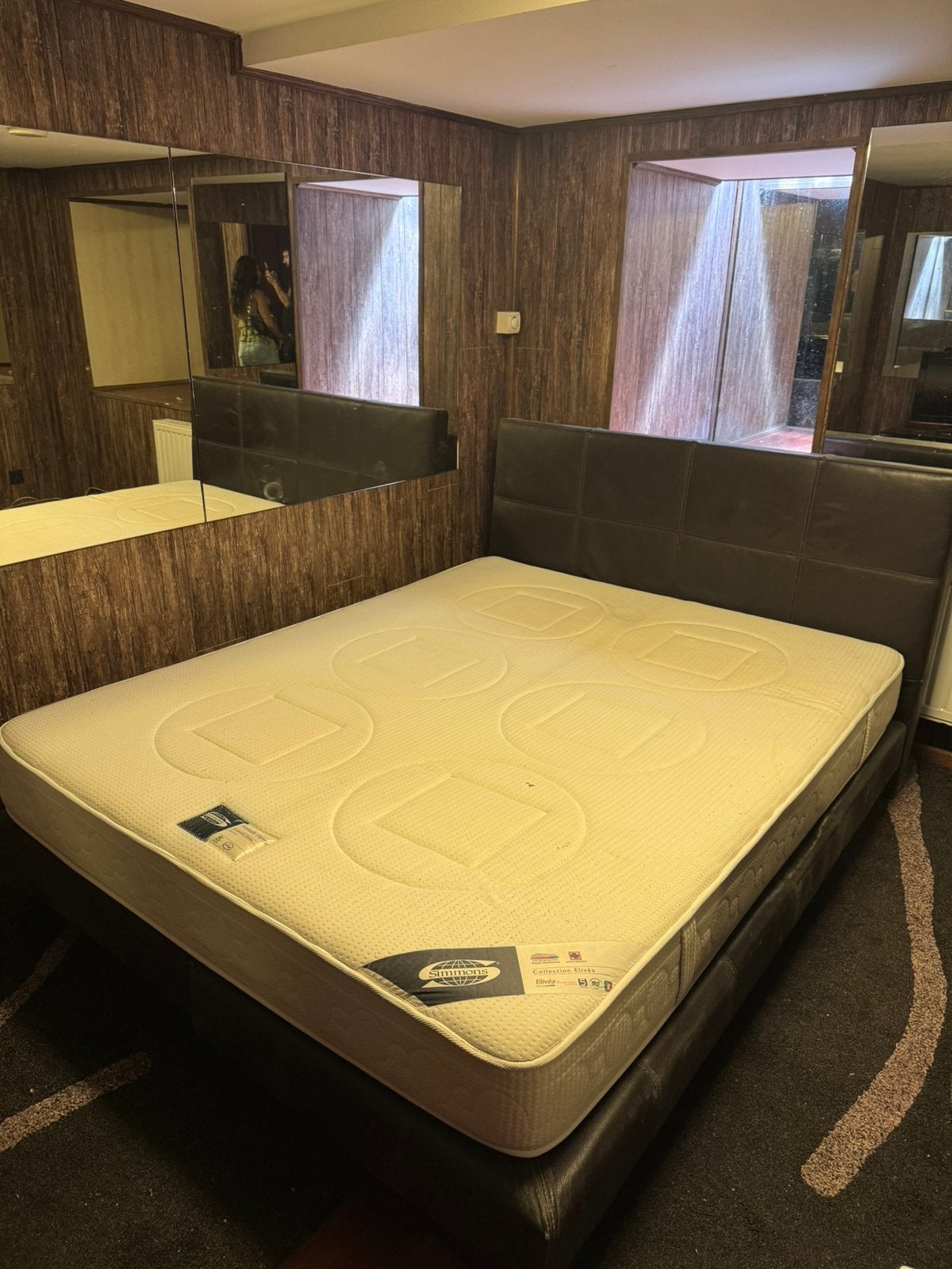 Groot leren bed met matras op plaid Simmons spoedverkoop, Gebruikt, Tweepersoons, Ophalen of Verzenden, Overige maten