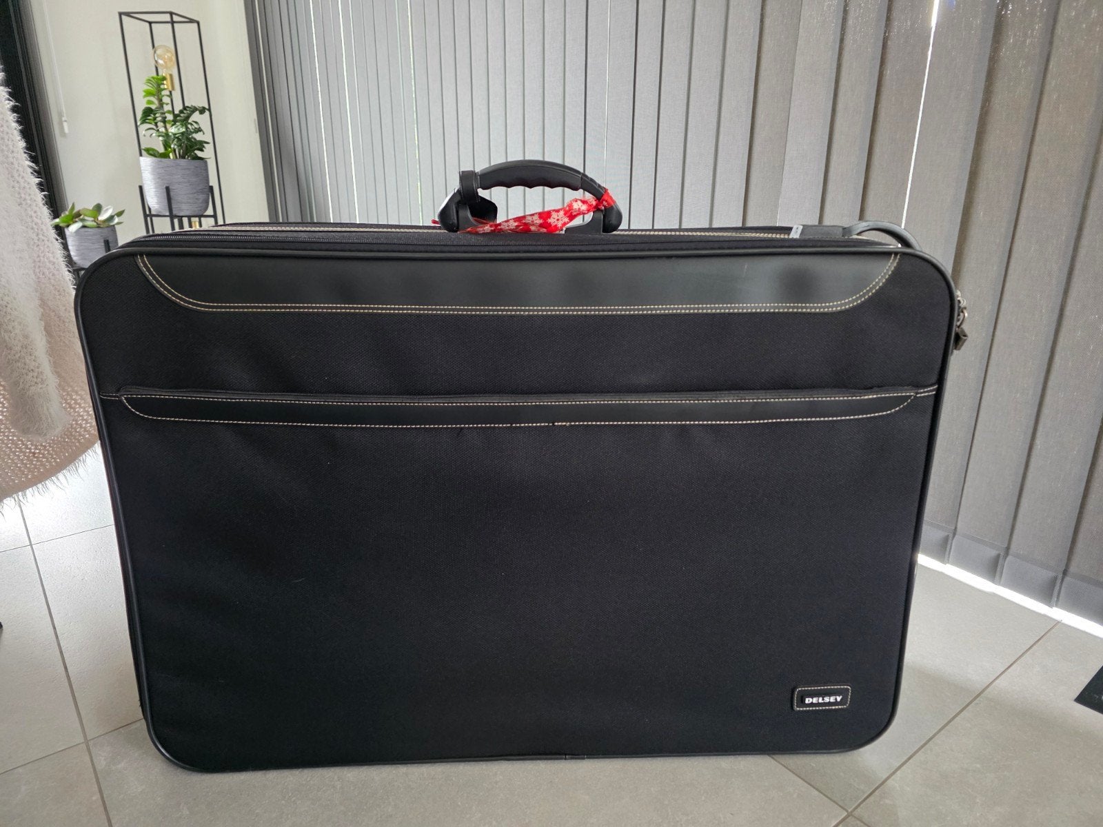Zwarte delsey koffer. 84x57cm., Handtassen en Accessoires, Ophalen, Gebruikt, Zacht kunststof