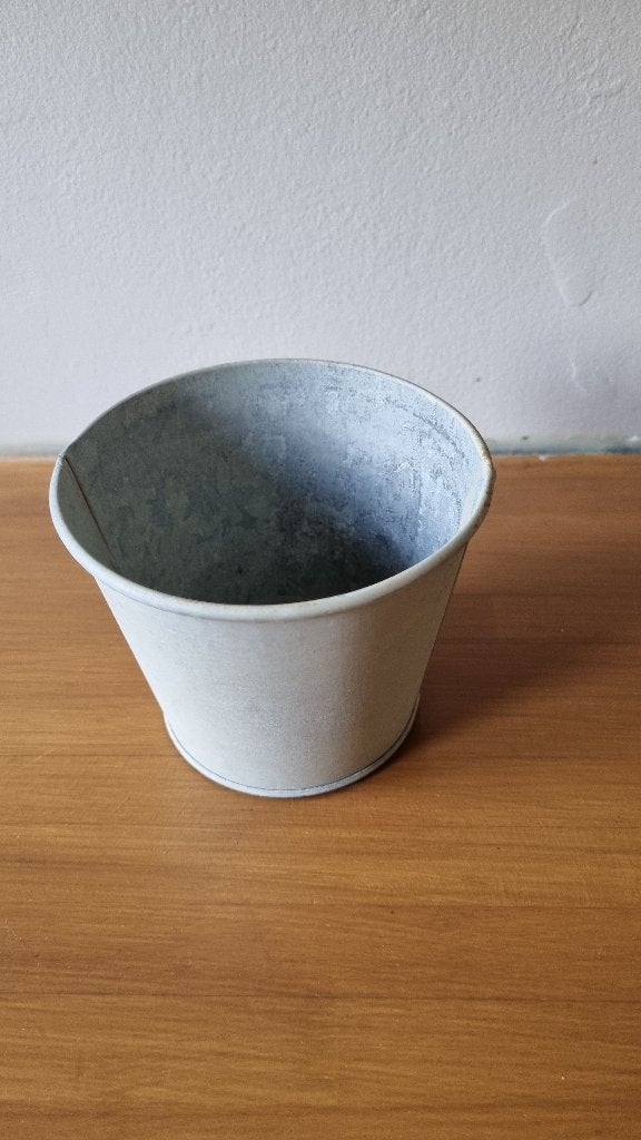 Metalen bloempot Hoogte 8,5cm, Gebruikt, Rond, Ophalen of Verzenden, Balkon