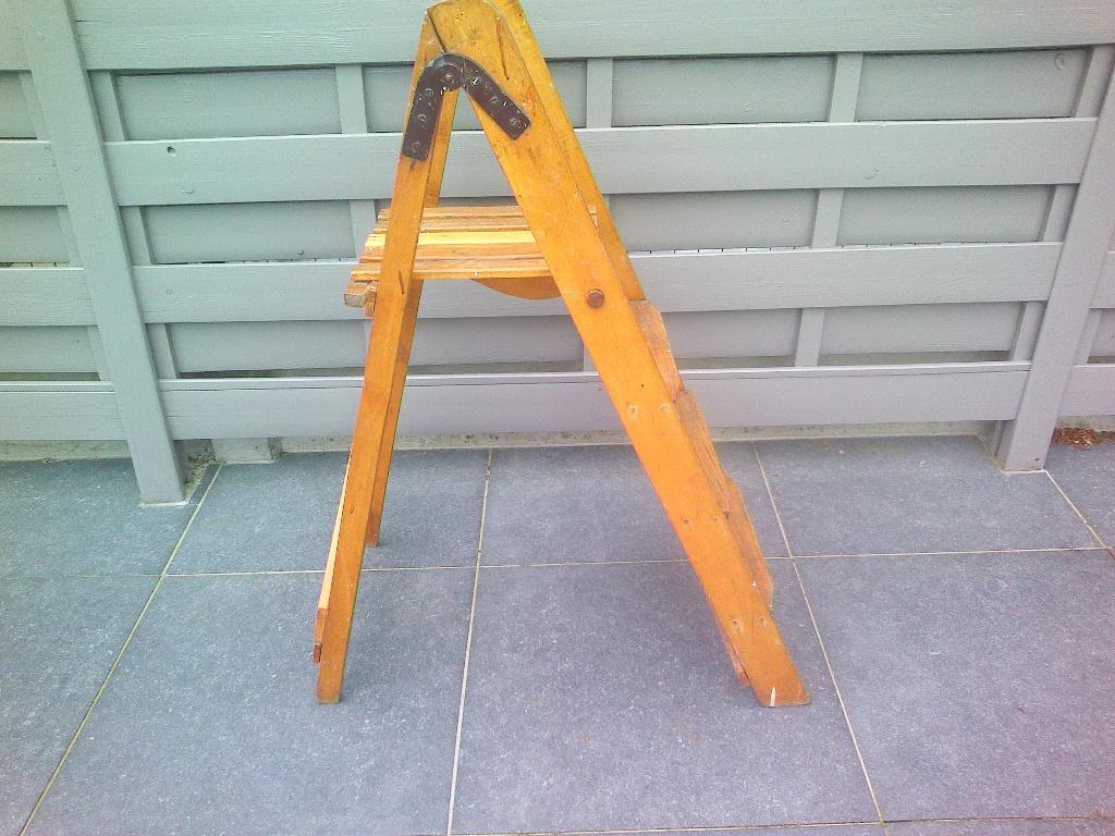 Oude houten trap/schildersladder(Laag model)., Doe-het-zelf en Bouw, Ophalen, Gebruikt, Ladder, Opvouwbaar of Inschuifbaar