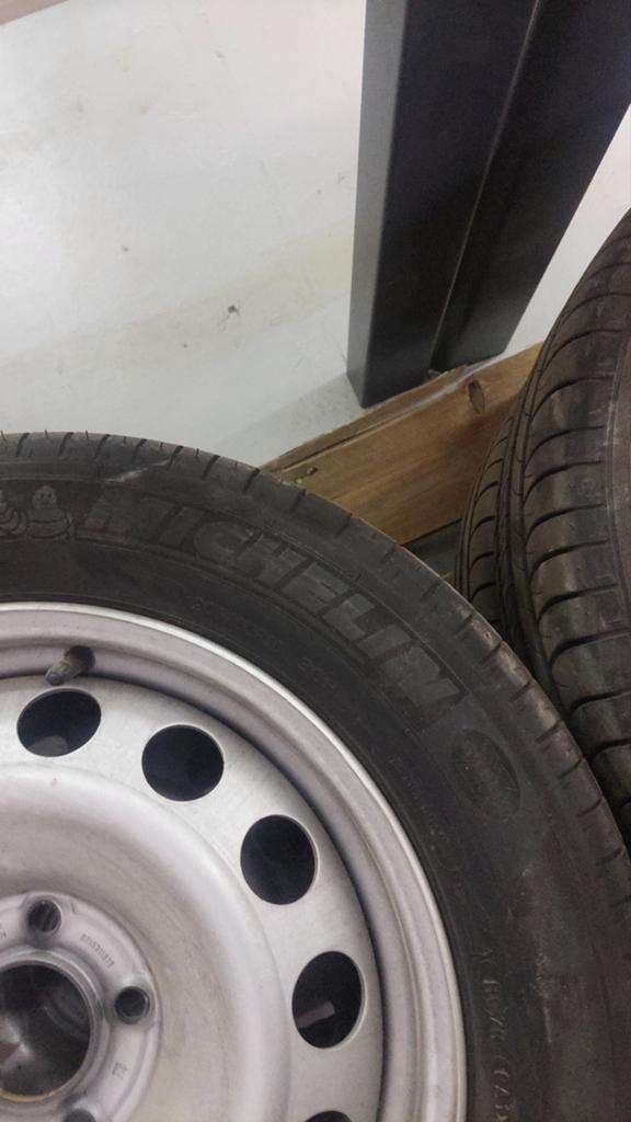 Winterbanden op MICHELIN-velgen ZEER GOEDE STAAT, Auto diversen, Aanhangwagen-onderdelen, Ophalen