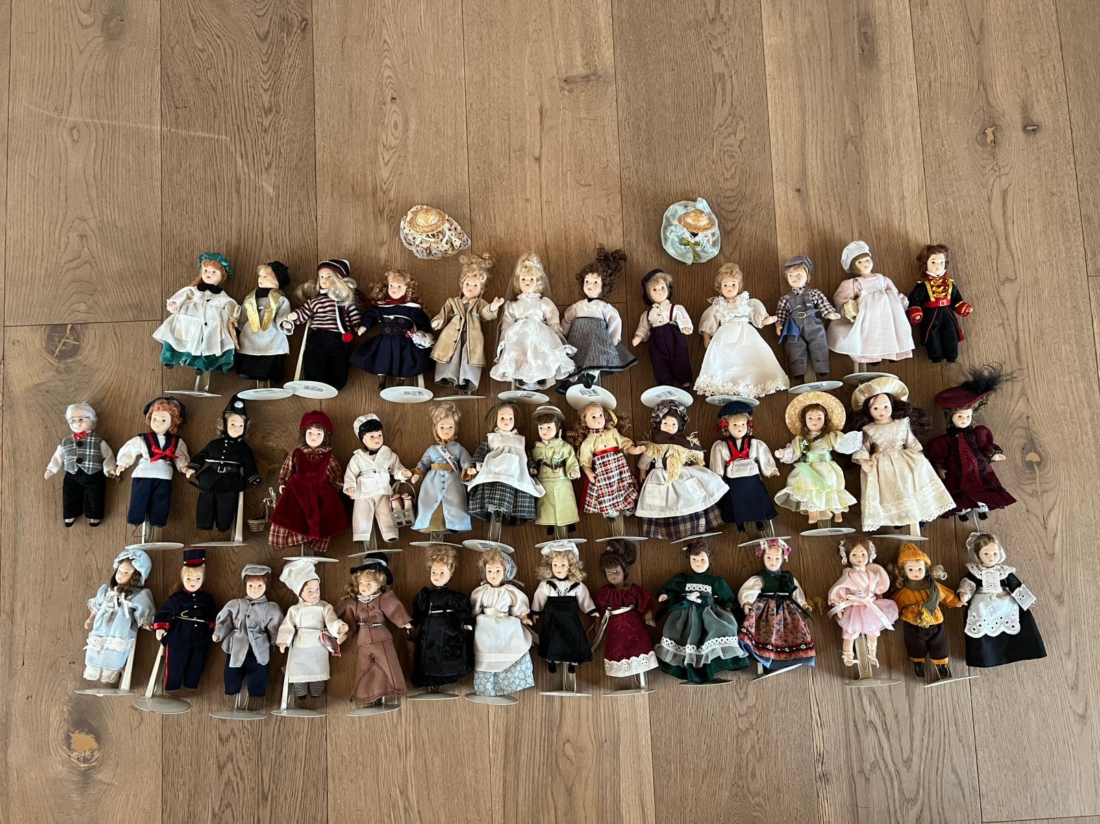 Te koop: een prachtige verzameling van 42 porseleinen popjes, Antiek en Kunst, Ophalen of Verzenden