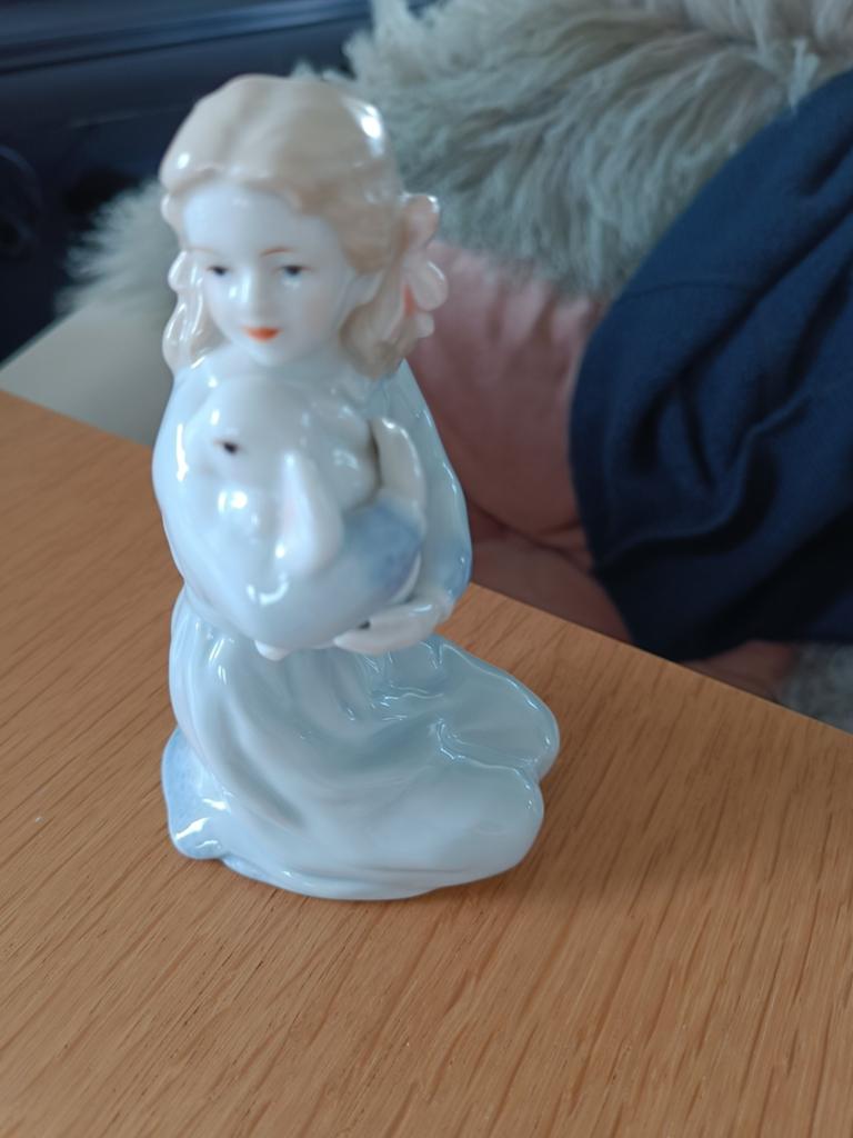 Beeld porselein meisje met konijn, Ophalen
