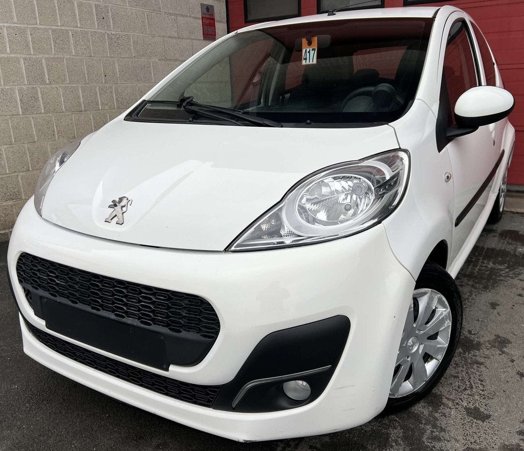 Peugeot 107 1.0i Envy + CAR-PASS + GARANTIE (bj 2014), Auto's, Peugeot, Euro 5, Zwart, Wit, Bedrijf