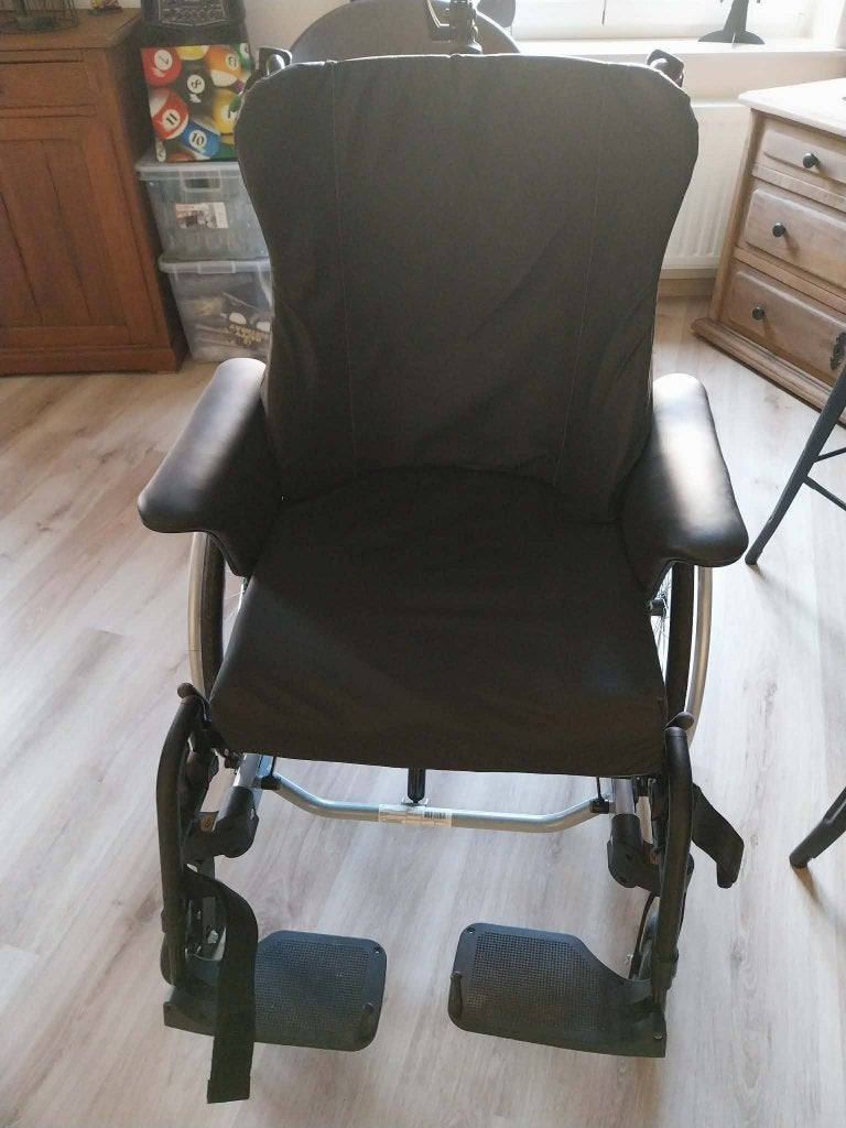 Fauteuil roulant manuel de confort INVACARE Rea Azalea, Divers, Chaises roulantes, Enlèvement, Pliant, Comme neuf, Fauteuil roulant manuel