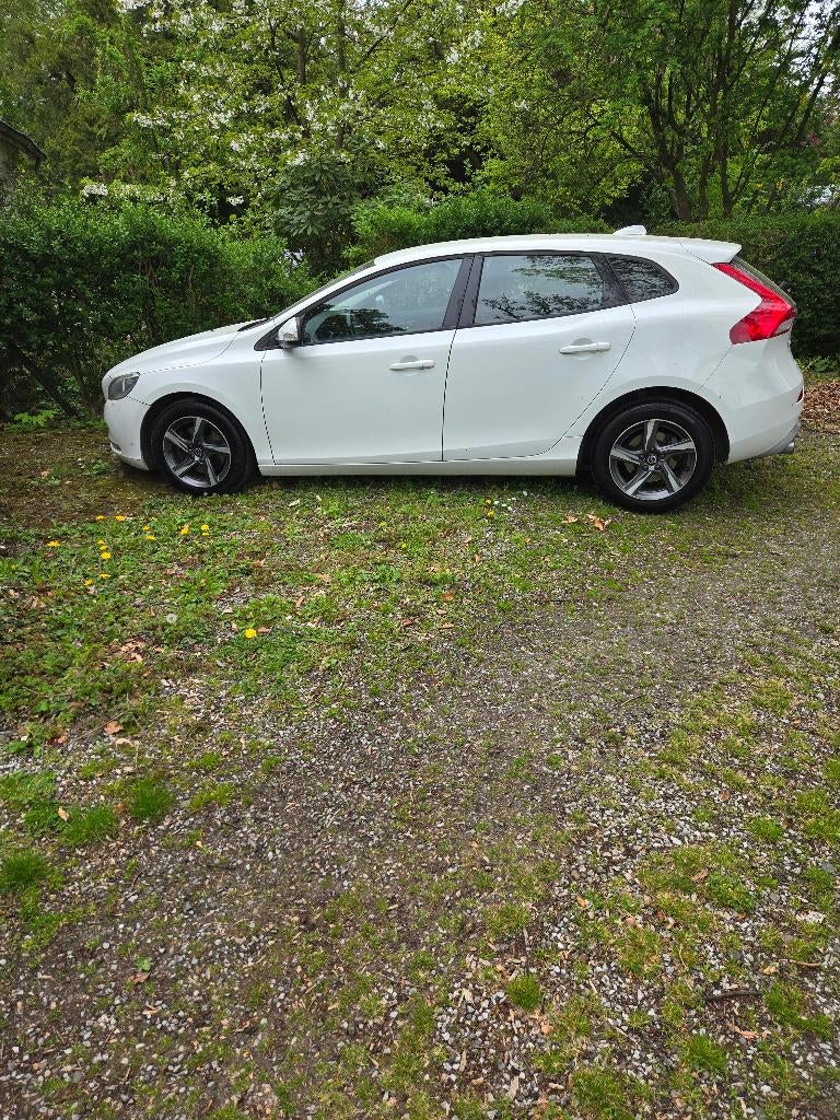 VOLVO V40 BLACK EDITION, Autos, Achat, Euro 6, Boîte manuelle, Entretenue par le concessionnaire