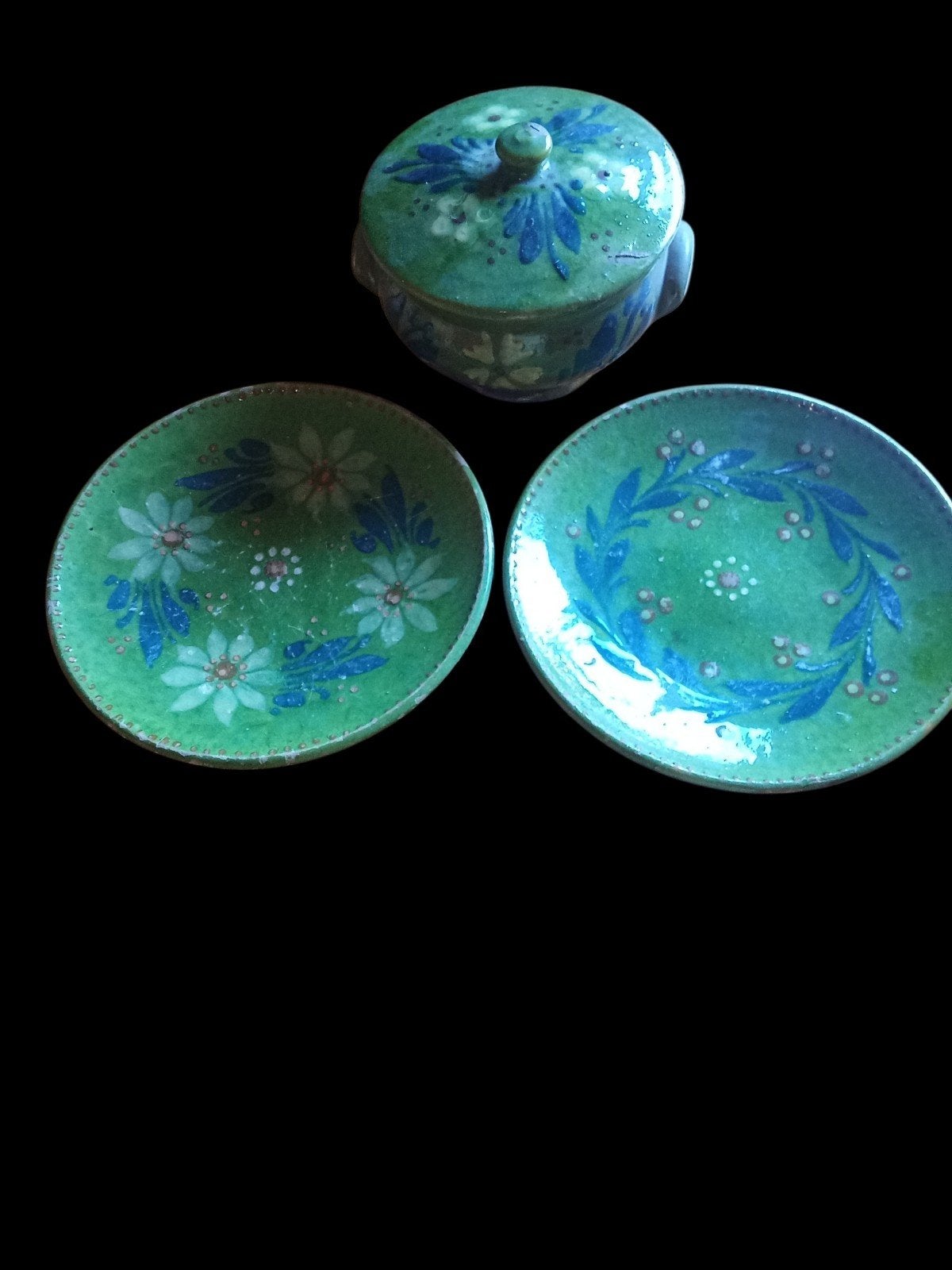 céramique décor floral vert/bleu : 2 assiettes + pot cou, Antiquités & Art, Enlèvement ou Envoi
