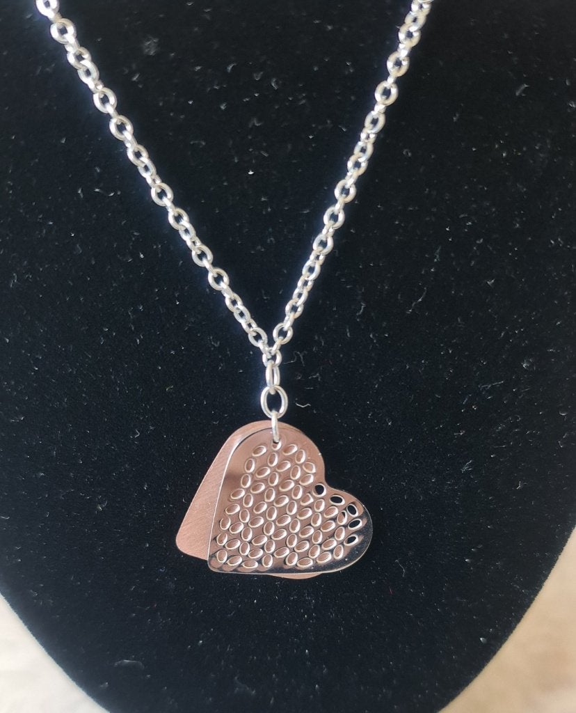 Tweekleurige halsketting met stalen hart 'Quest', Handtassen en Accessoires, Kettingen, Nieuw, Overige materialen, Zilver, Ophalen of Verzenden