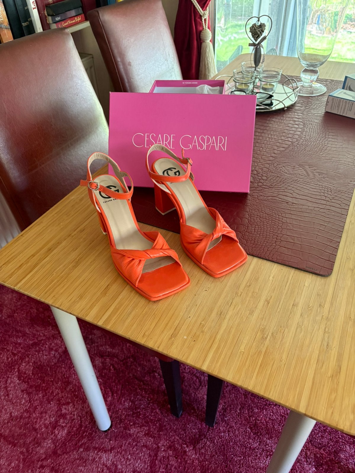 Superbes sandales Cesare Gaspari en cuir, Bijoux, Sacs & Beauté, Beauté | Parfums, Enlèvement, Comme neuf