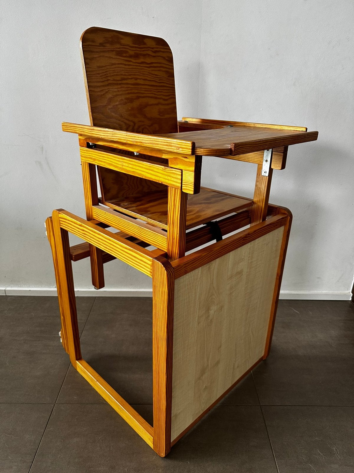 Handgemaakte houten kinderstoel / eetstoel – massief hout, Kinderen en Baby's, Ophalen of Verzenden, Gebruikt, Meegroeistoel, Afneembaar eetblad