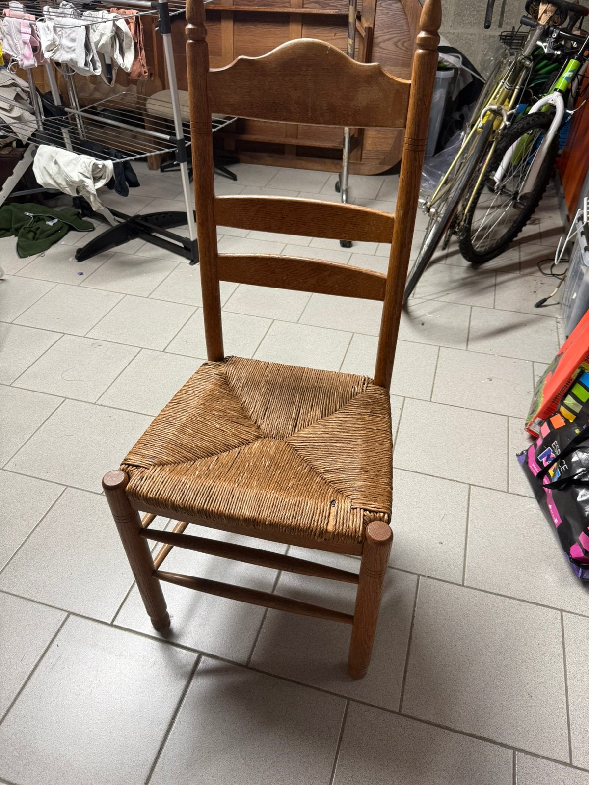 Chaise ancienne en bois avec assise paillée, Enlèvement