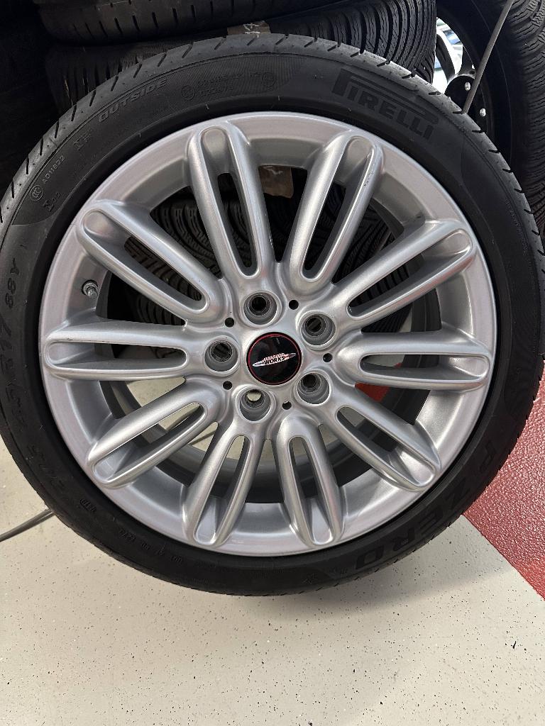 MINI JCW VELGEN + WINTERBANDEN, Autos : Pièces & Accessoires, Pneus & Jantes, Pneus hiver, Véhicule de tourisme, 205 mm, 17 pouces