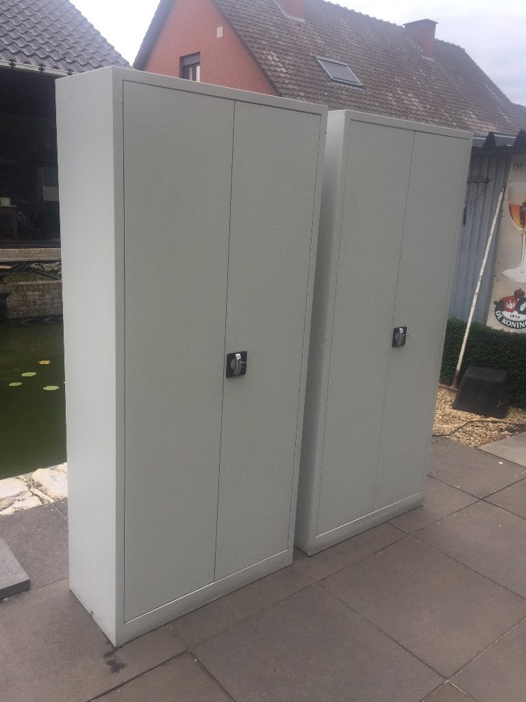 Metalen kast met schappen . Met sleutel, Enlèvement, Utilisé