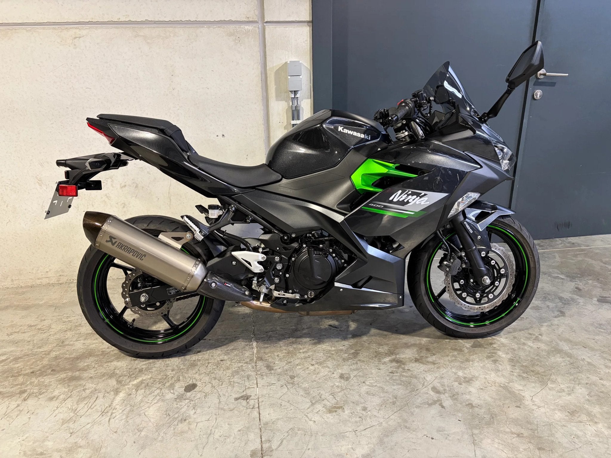 Kawasaki Ninja 400 met Akrapovic, perfect voor A2 (bj 2023), Motoren, 400 cc, Bedrijf, Super Sport, 12 t/m 35 kW