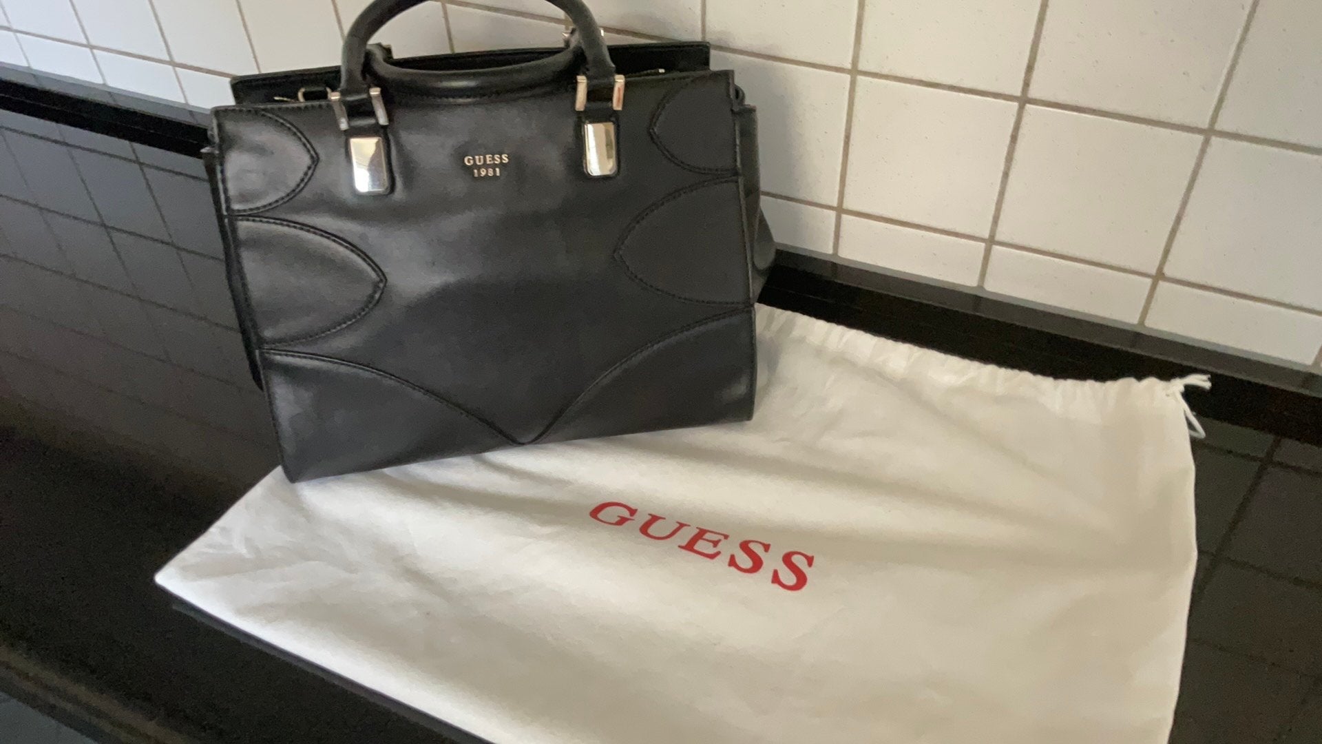 Zwarte lederen handtas Guess, Handtassen en Accessoires, Ophalen, Zo goed als nieuw, Zwart, Handtas