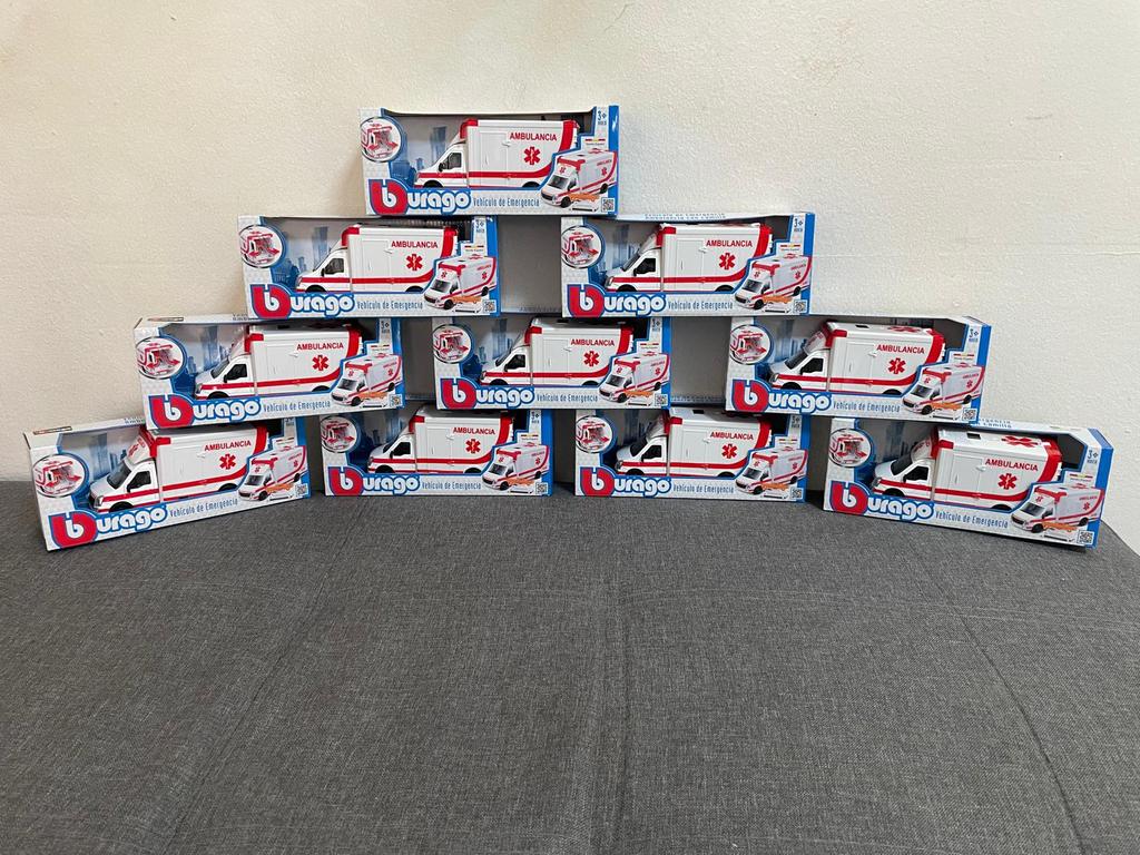 Set of 10 NEW Bburago Ambulances with Stretcher, Ophalen, Nieuw