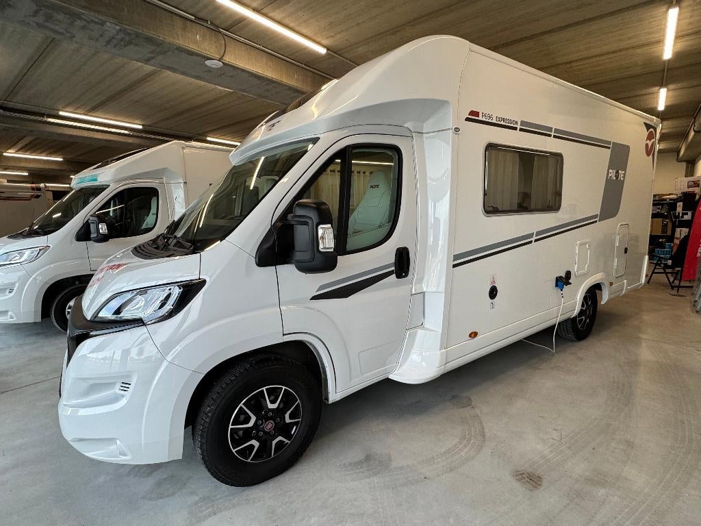 Pilote P 696 S Expression, Caravanes & Camping, Camping-cars, Siège de train, Réservoir d'eau usée, 6 à 7 mètres, Entreprise