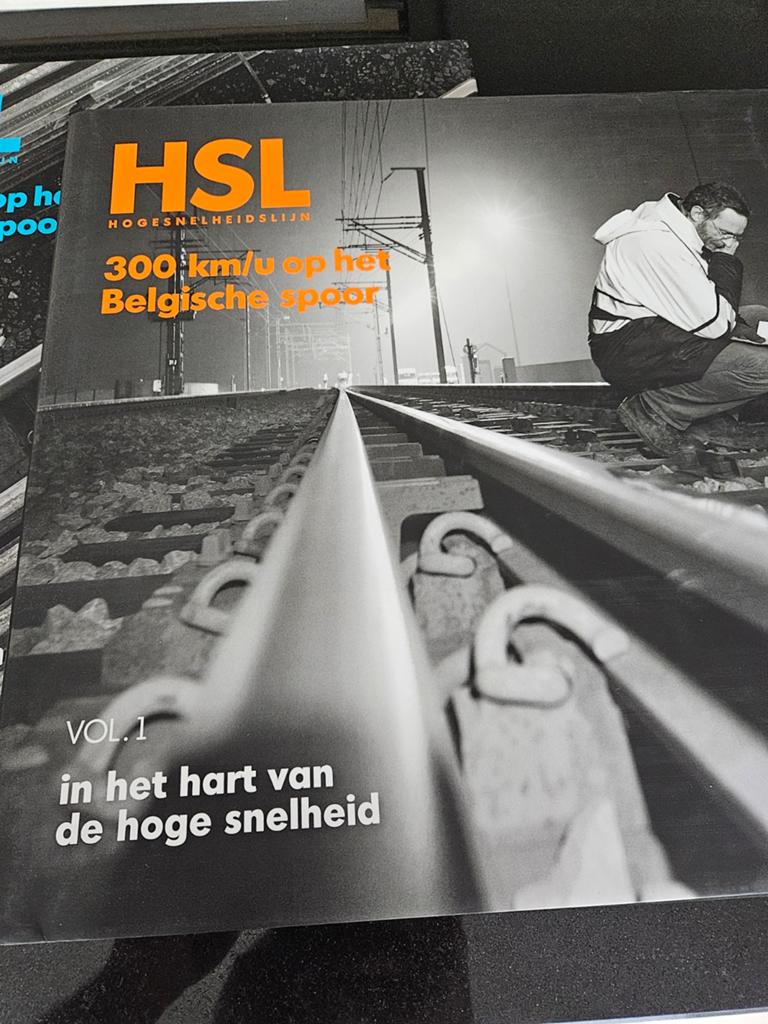 2 grote boeken van infrabel over de hogesnelheidslijn, Boeken, Vervoer en Transport, Ophalen of Verzenden, Gelezen, Trein