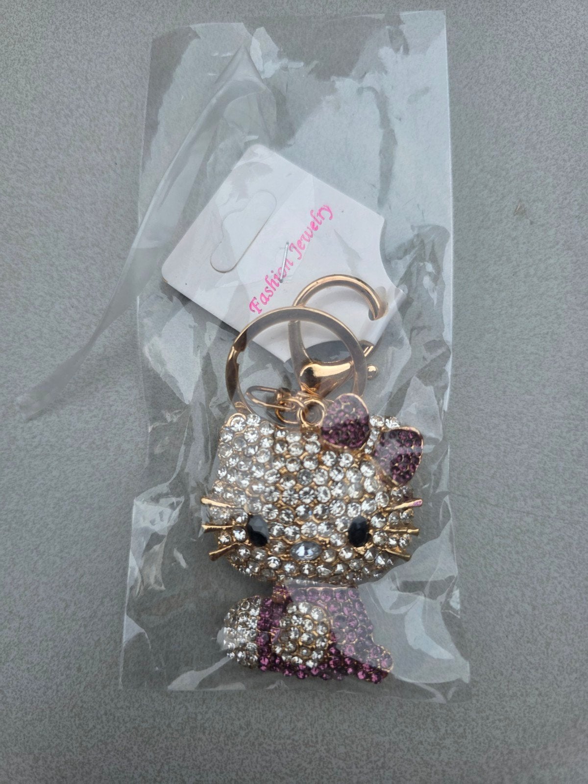 Hello Kitty sleutelhanger paars met strass, Ophalen of Verzenden, Nieuw, Knuffel of Figuurtje