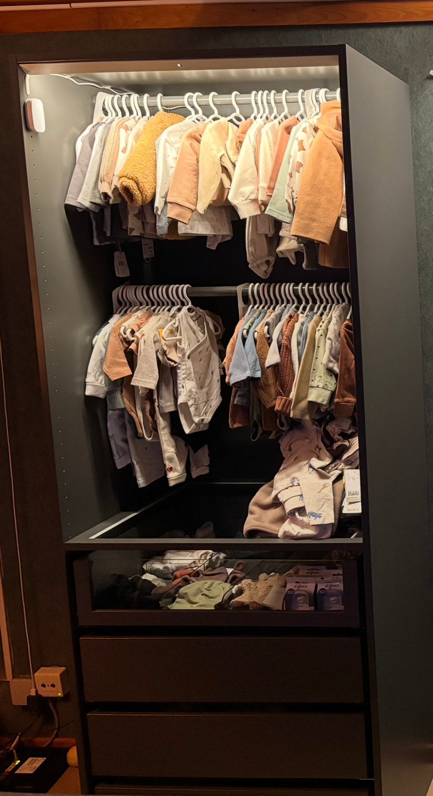 Baby kleding kast grijs ikea, Kinderen en Baby's, Ophalen, Zo goed als nieuw