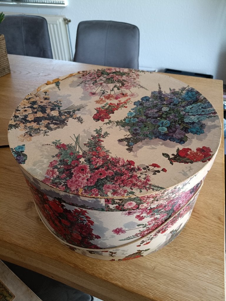Prachtige Vintage Hoedendoos met Romantisch Bloemenmotief, Antiek en Kunst, Ophalen, Dames