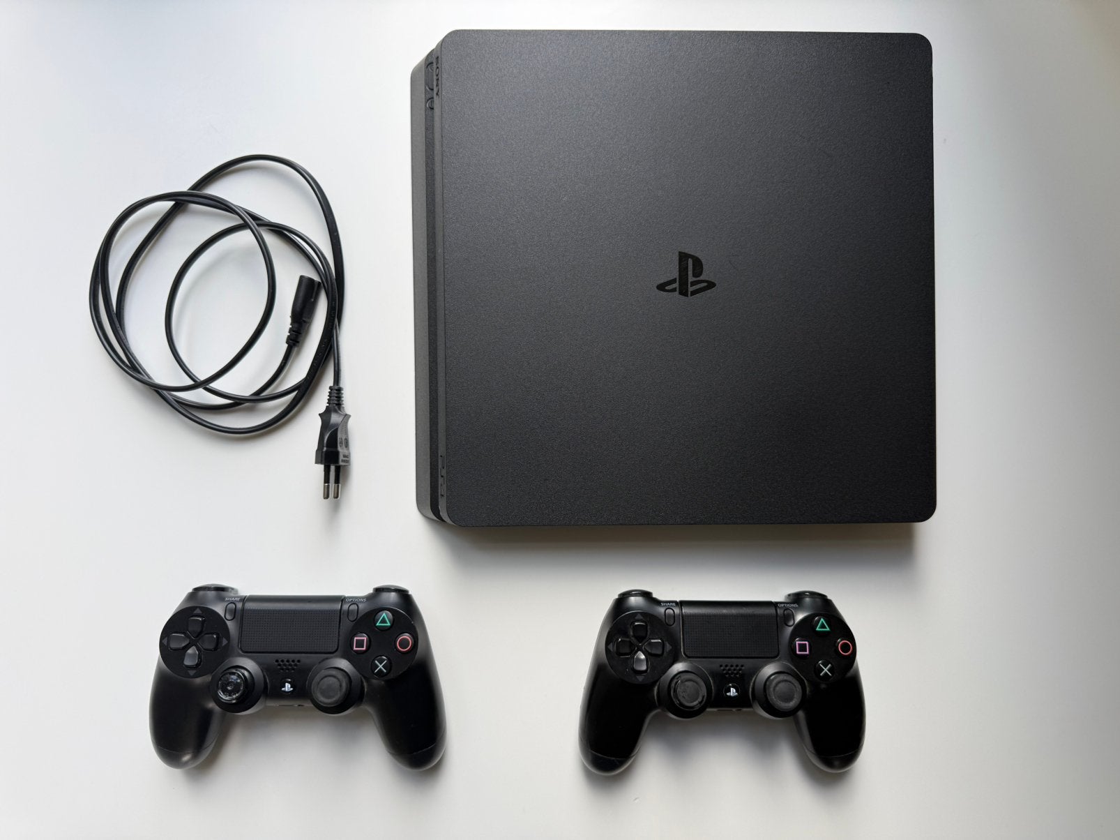 Sony PlayStation 4 Slim Noire (PS4) + 2 Manettes DualShock 4, Consoles de jeu & Jeux vidéo, Enlèvement ou Envoi, Utilisé, 1 TB