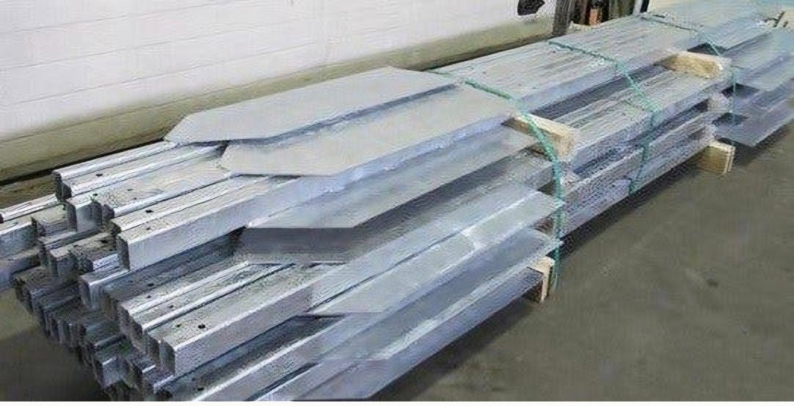 Nieuwe palen met grondplaat 375cm lang en 3mm dik, Ophalen, Nieuw, Palen